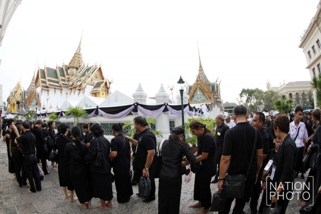 โรงเรียนสอนคนตาบอดกรุงเทพฯ พาผู้พิการทางสายตา เข้ากราบถวายสักการะพระบรมศพ
