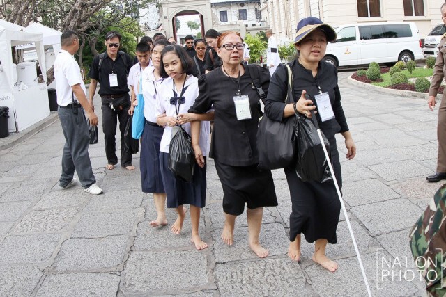 โรงเรียนสอนคนตาบอดกรุงเทพฯ พาผู้พิการทางสายตา เข้ากราบถวายสักการะพระบรมศพ