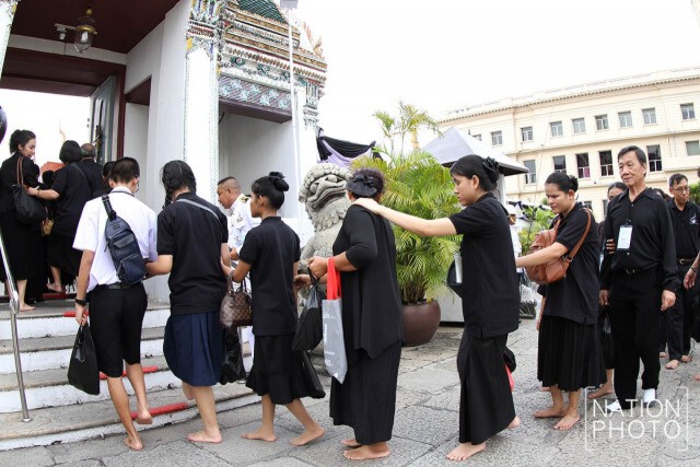โรงเรียนสอนคนตาบอดกรุงเทพฯ พาผู้พิการทางสายตา เข้ากราบถวายสักการะพระบรมศพ