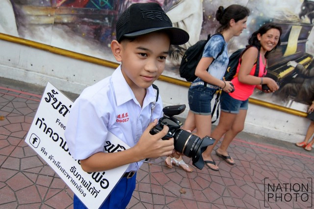 "น้องพีท" วัย 10 ขวบ บริการถ่ายรูปฟรี หน้าม.ศิลปากร