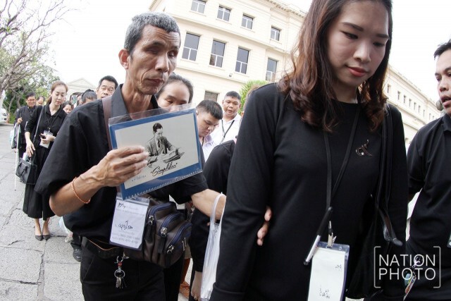 โรงเรียนสอนคนตาบอดกรุงเทพฯ พาผู้พิการทางสายตา เข้ากราบถวายสักการะพระบรมศพ