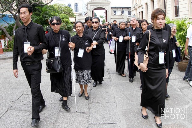 โรงเรียนสอนคนตาบอดกรุงเทพฯ พาผู้พิการทางสายตา เข้ากราบถวายสักการะพระบรมศพ