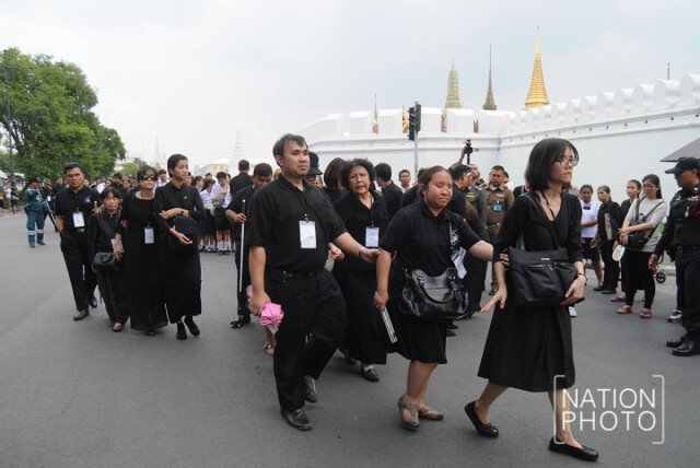 กลุ่มผู้พิการทางสายตา เดินทางมากราบสักการะพระบรมศพ