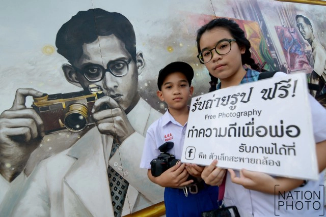 "น้องพีท" วัย 10 ขวบ บริการถ่ายรูปฟรี หน้าม.ศิลปากร