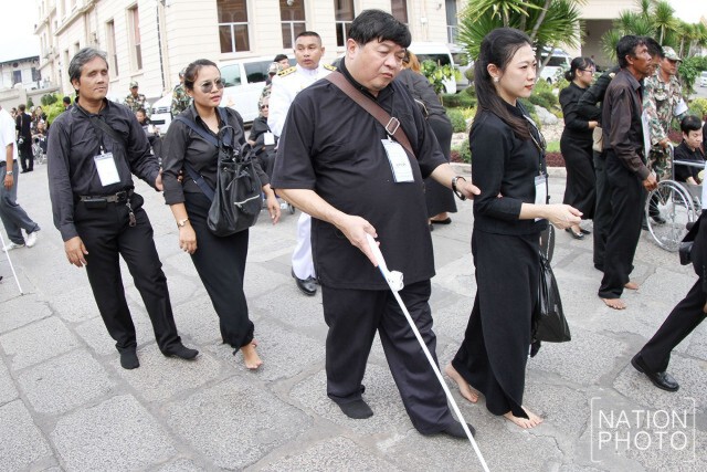 โรงเรียนสอนคนตาบอดกรุงเทพฯ พาผู้พิการทางสายตา เข้ากราบถวายสักการะพระบรมศพ