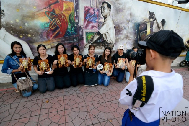 "น้องพีท" วัย 10 ขวบ บริการถ่ายรูปฟรี หน้าม.ศิลปากร