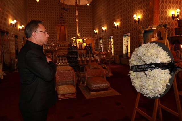 ผู้แทนติมอร์-เลสเตวางพวงมาลาถวายสักการะพระบรมศพ