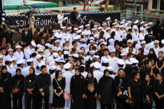 ชาวพังงา ร่วมแปรอักษร เลข๙ ภายในรูปหัวใจ ที่เกาะปันหยี ถวายอาลัยในหลวง