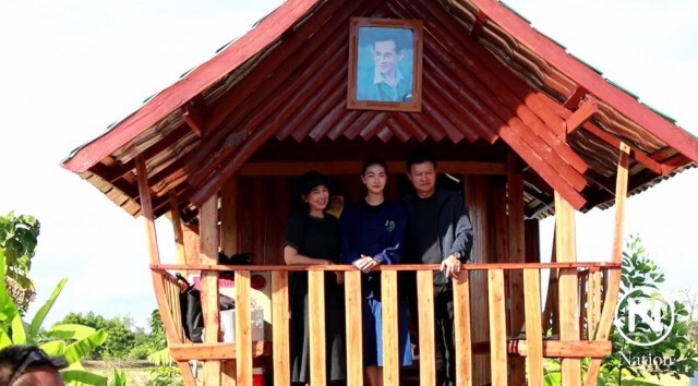 "แพนเค้ก" ลุยเกี่ยวข้าวที่แปลงนาศูนย์กสิกรรมธรรมชาติ