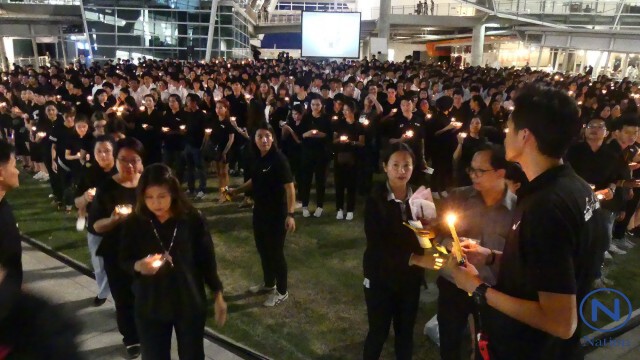 นศ.ม.กรุงเทพ 1 พันคนร่วมแปรอักษร
พร้อมจุดเทียนถวายความอาลัย