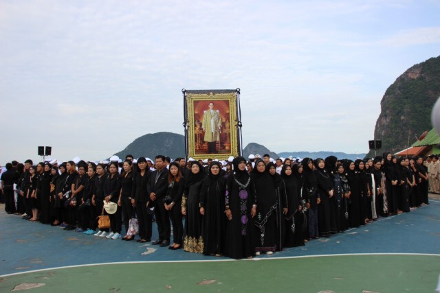 ชาวพังงา ร่วมแปรอักษร เลข๙ ภายในรูปหัวใจ ที่เกาะปันหยี ถวายอาลัยในหลวง