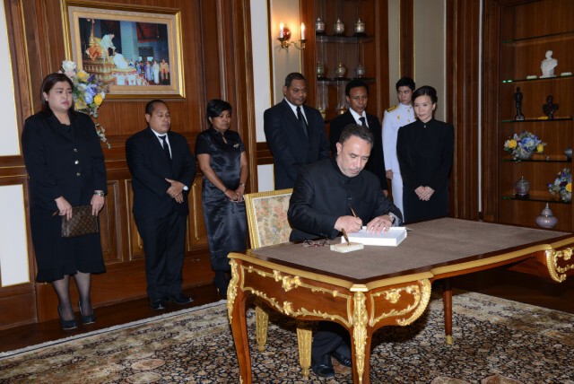 ผู้แทนติมอร์-เลสเตวางพวงมาลาถวายสักการะพระบรมศพ