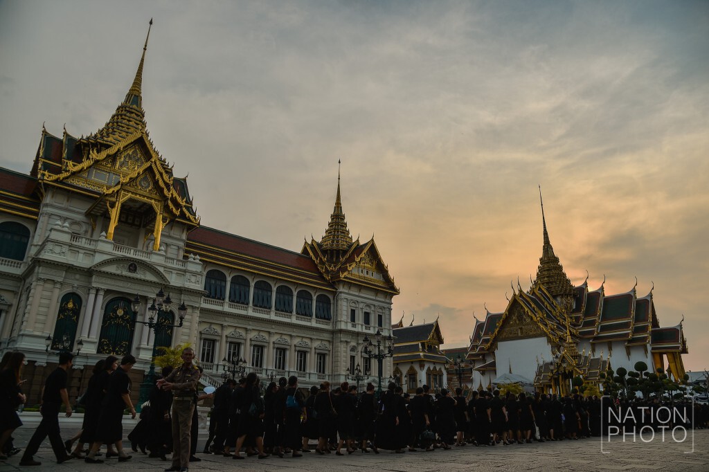 ภาพชุด พสกนิกร เดินทางมาสักการะพระบรมศพเบื้องหน้าพระบรมโกศ 23 พ.ย.59 ภาพชุด พสกนิกร เดินทางมาสักการะพระบรมศพเบื้องหน้าพระบรมโกศ 23 พ.ย.59