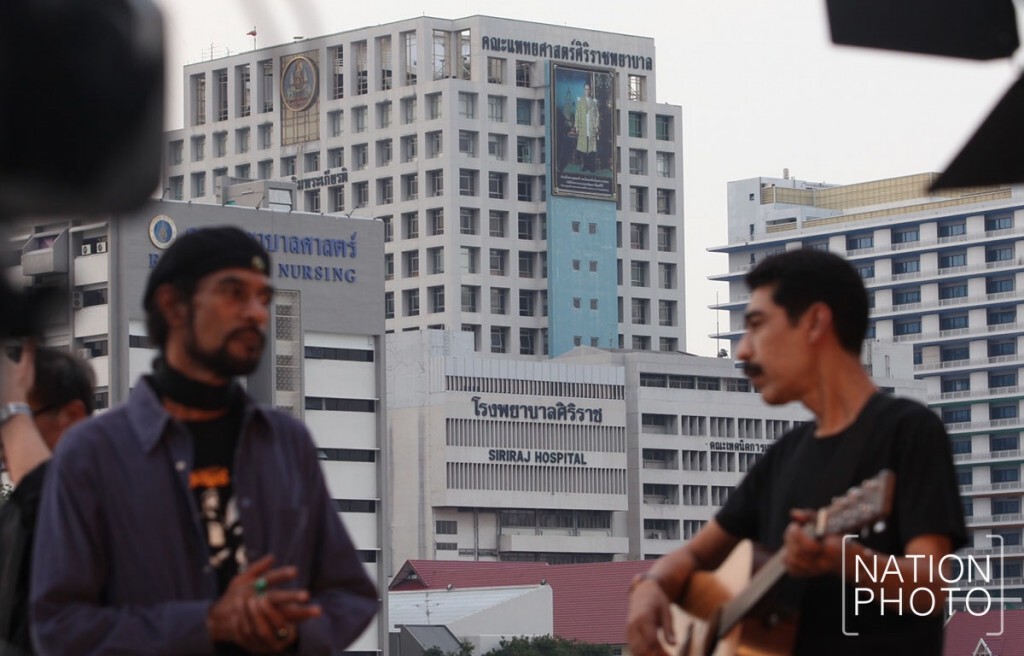 แฮมเมอร์-อ.ธนิสร์ ถ่ายทำ MV เพลง "เรารักพระเจ้าอยู่หัว" แฮมเมอร์-อ.ธนิสร์ ถ่ายทำ MV เพลง "เรารักพระเจ้าอยู่หัว"