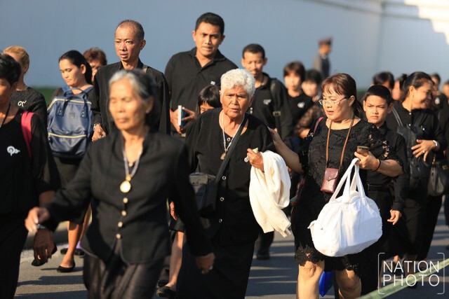 พสกนิกร เดินทางมารอสักการะพระบรมศพ ตั้งแต่เช้า