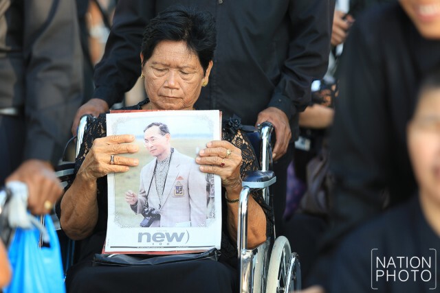 พสกนิกร เดินทางมารอสักการะพระบรมศพ ตั้งแต่เช้า