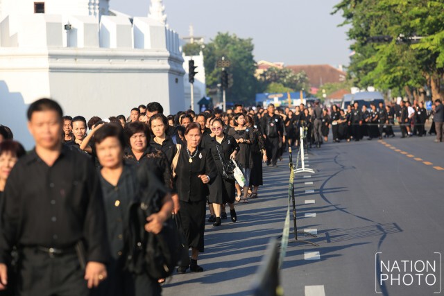 พสกนิกร เดินทางมารอสักการะพระบรมศพ ตั้งแต่เช้า