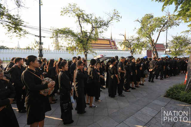 พสกนิกร เดินทางมารอสักการะพระบรมศพ ตั้งแต่เช้า