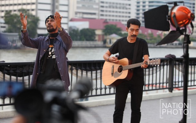 แฮมเมอร์-อ.ธนิสร์ ถ่ายทำ MV เพลง "เรารักพระเจ้าอยู่หัว"
