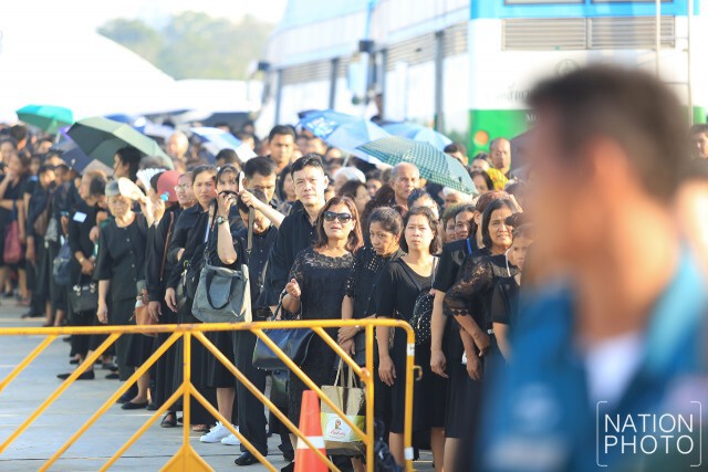 พสกนิกร เดินทางมารอสักการะพระบรมศพ ตั้งแต่เช้า