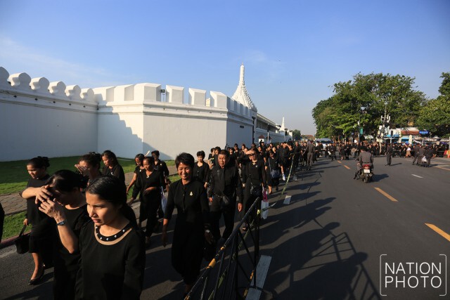 พสกนิกร เดินทางมารอสักการะพระบรมศพ ตั้งแต่เช้า