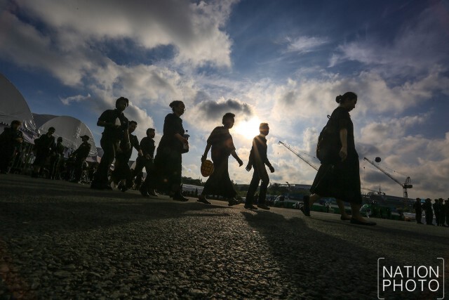 พสกนิกรรอเข้าสักการะพระบรมศพ
