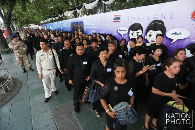 พสกนิกรรอเข้าสักการะพระบรมศพ