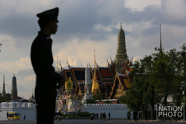 พสกนิกรรอเข้าสักการะพระบรมศพ
