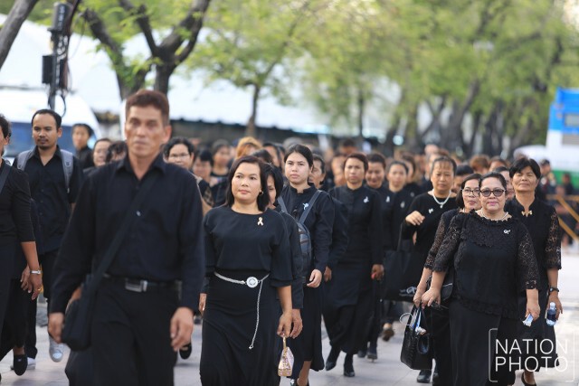 พสกนิกรรอเข้าสักการะพระบรมศพ