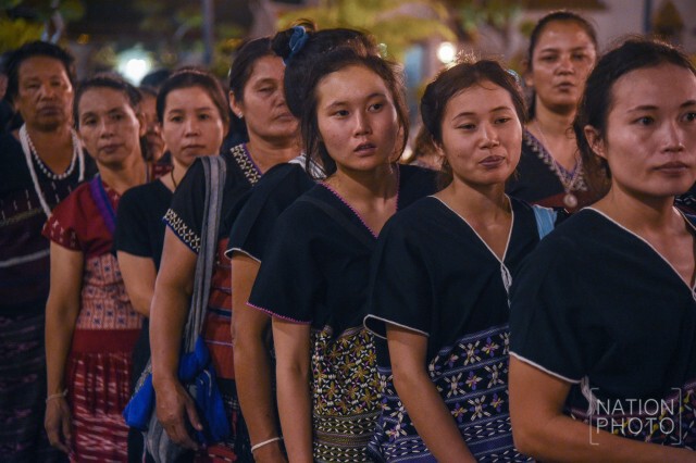 ชนเผ่ากะเหรี่ยง ลงเขาเหมารถ 5 หมื่น
เข้าสักการะพระบรมศพ
