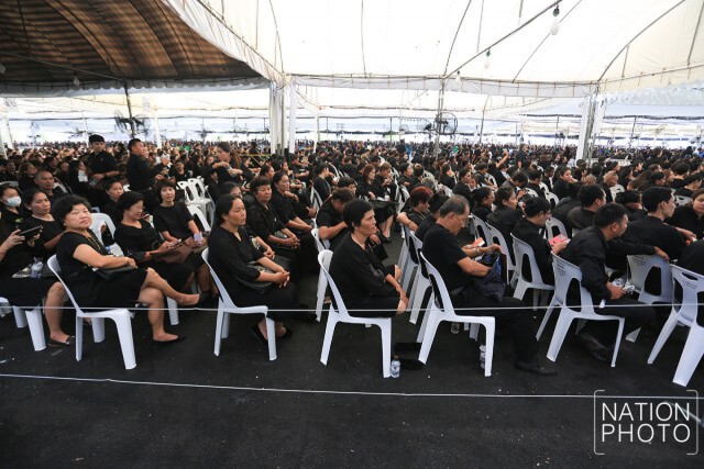 พสกนิกรรอเข้าสักการะพระบรมศพ
