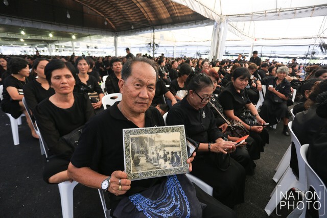 พสกนิกรรอเข้าสักการะพระบรมศพ