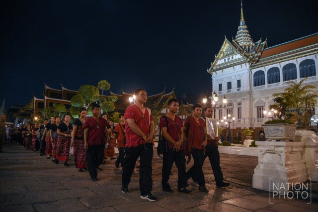 ชนเผ่ากะเหรี่ยง ลงเขาเหมารถ 5 หมื่น
เข้าสักการะพระบรมศพ