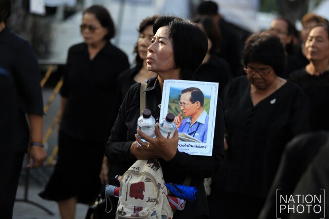 พสกนิกรรอเข้าสักการะพระบรมศพ