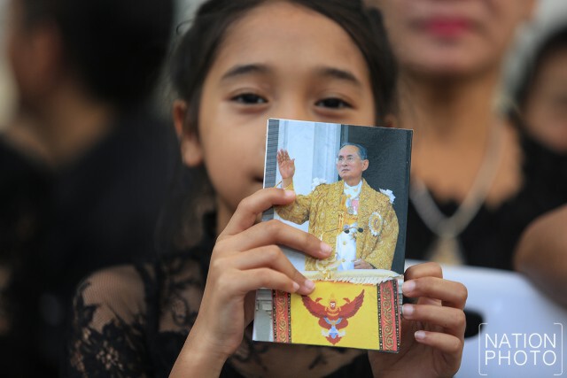 พสกนิกรรอเข้าสักการะพระบรมศพ