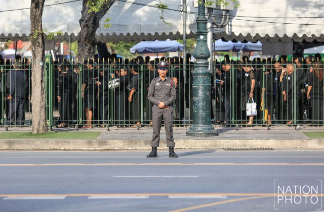 พสกนิกรรอเข้าสักการะพระบรมศพ