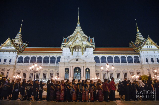 ชนเผ่ากะเหรี่ยง ลงเขาเหมารถ 5 หมื่น
เข้าสักการะพระบรมศพ