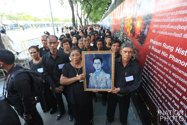 พสกนิกรรอเข้าสักการะพระบรมศพ