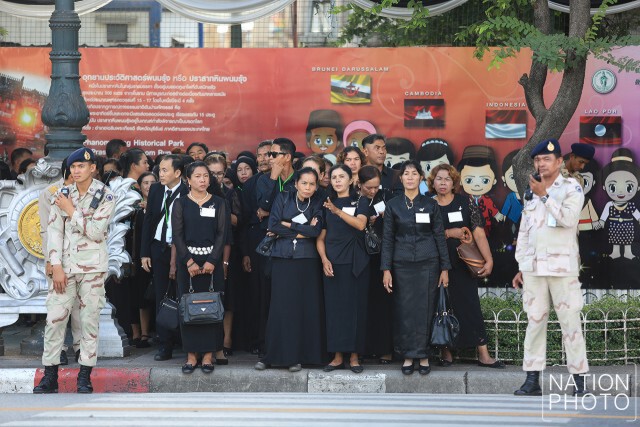 พสกนิกรรอเข้าสักการะพระบรมศพ