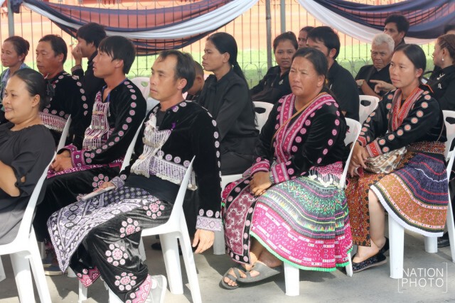 ชาวเขาเผ่าม้ง จ.กาญจนบุรี เดินทางมาสักการะพระบรมศพ