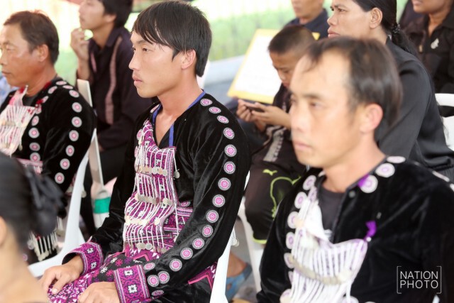 ชาวเขาเผ่าม้ง จ.กาญจนบุรี เดินทางมาสักการะพระบรมศพ