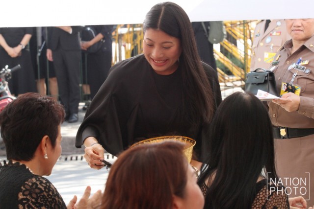 พระองค์เจ้าสิริวัณณวรีนารีรัตน์ ทรงเสด็จฯ ประทานผ้าถุง-เข็มกลัด-ถุงใส่รองเท้า