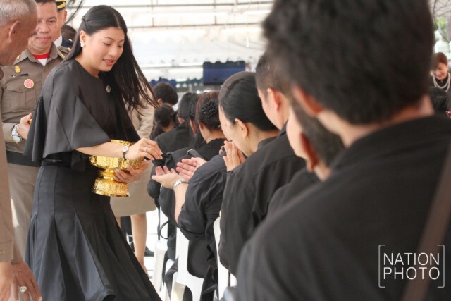 พระองค์เจ้าสิริวัณณวรีนารีรัตน์ ทรงเสด็จฯ ประทานผ้าถุง-เข็มกลัด-ถุงใส่รองเท้า
