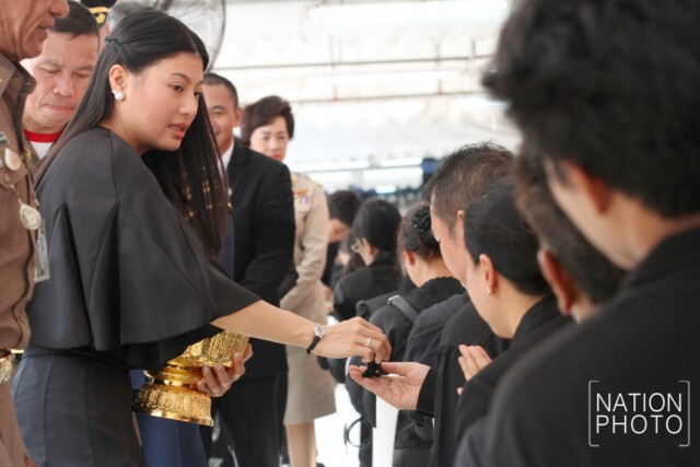 พระองค์เจ้าสิริวัณณวรีนารีรัตน์ ทรงเสด็จฯ ประทานผ้าถุง-เข็มกลัด-ถุงใส่รองเท้า