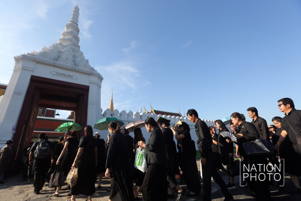 พสกนิกรรอเข้าสักการะพระบรมศพ 26 พ.ย.59