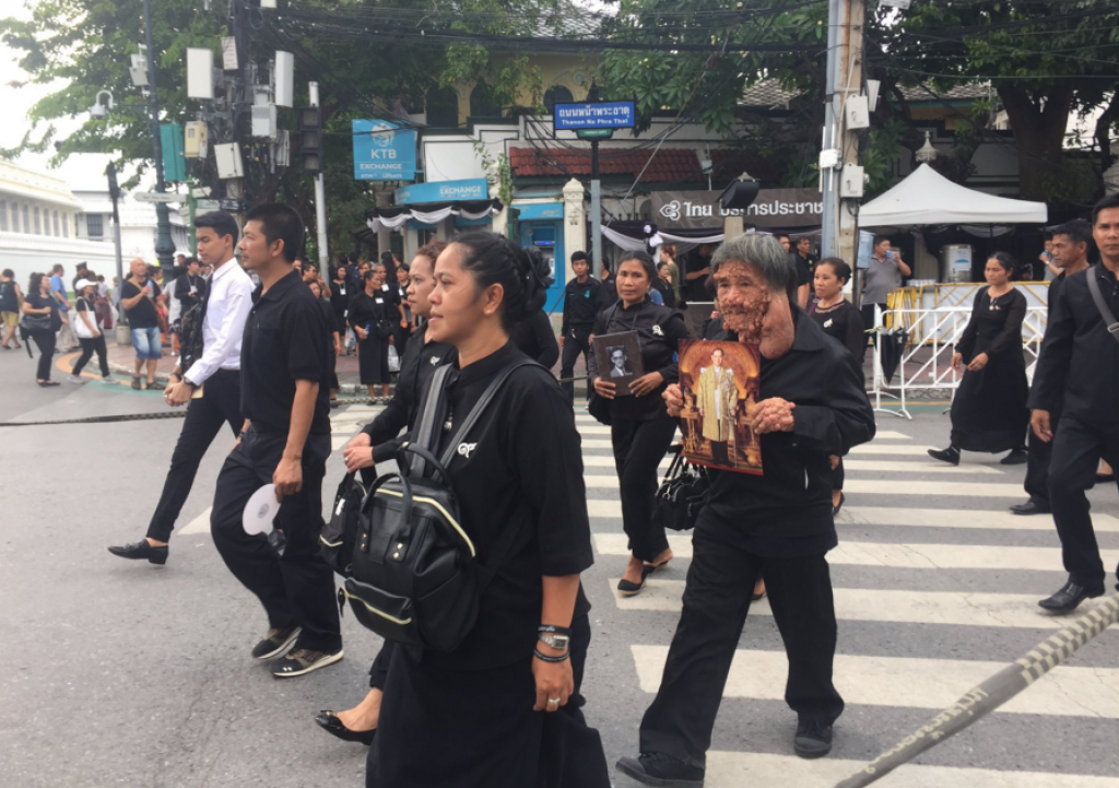 "ลุงชง"ป่วยท้าวแสนปม"สุดซาบซึ้ง ได้เข้ากราบพระบรมศพ "พ่อหลวง"
