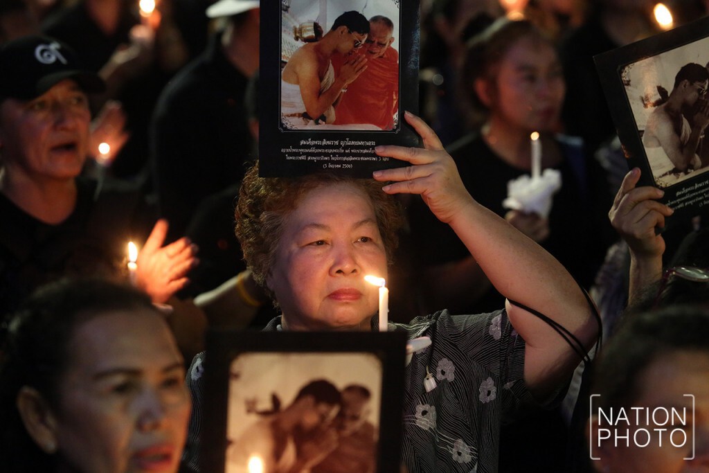 ชาวไทยเชื้อสายจีนรวมตัวกันบนถนนเยาวราช
ร้องเพลงชาติไทย เพลงสรรเสริญพระบารมี ถวายอาลัยในหลวง ร.๙ ชาวไทยเชื้อสายจีนรวมตัวกันบนถนนเยาวราช
ร้องเพลงชาติไทย เพลงสรรเสริญพระบารมี ถวายอาลัยในหลวง ร.๙