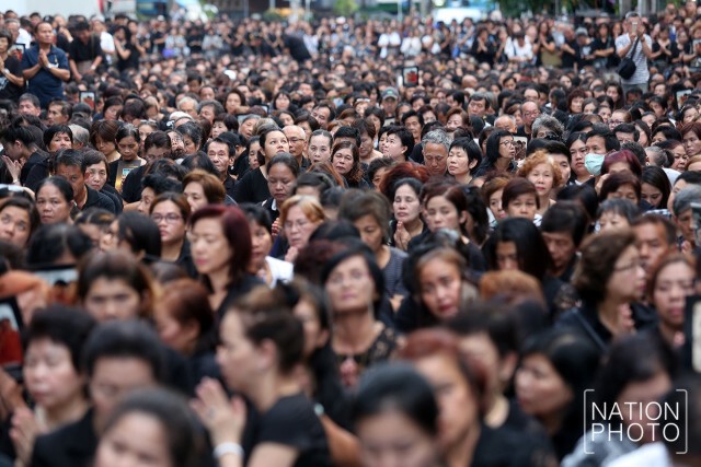 ชาวไทยเชื้อสายจีนรวมตัวกันบนถนนเยาวราช 
ร้องเพลงชาติไทย เพลงสรรเสริญพระบารมี  ถวายอาลัยในหลวง ร.๙