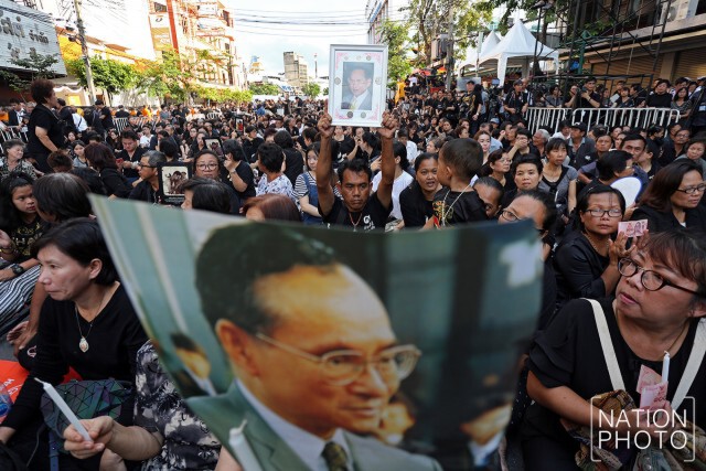 ชาวไทยเชื้อสายจีนรวมตัวกันบนถนนเยาวราช 
ร้องเพลงชาติไทย เพลงสรรเสริญพระบารมี  ถวายอาลัยในหลวง ร.๙
