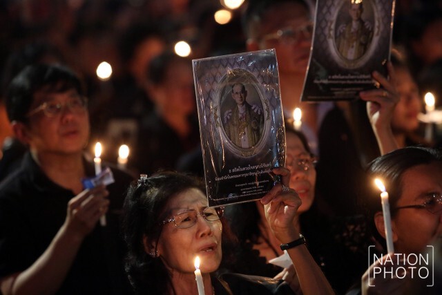 ชาวไทยเชื้อสายจีนรวมตัวกันบนถนนเยาวราช 
ร้องเพลงชาติไทย เพลงสรรเสริญพระบารมี  ถวายอาลัยในหลวง ร.๙